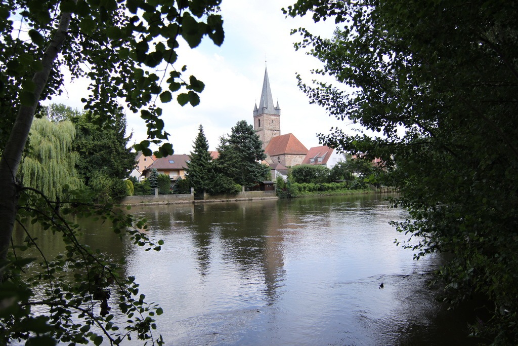 Kirche-quer-mit-Wasserspiegel_1024