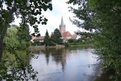 Kirche-eingerahmt-von-Blättern_1024