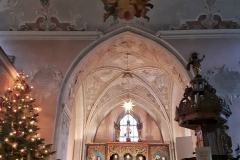 Kirche-innen-Weihnachstsbaum